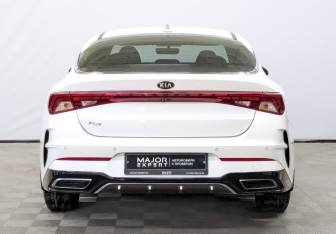 Подержанный автомобиль Kia K5 2021 года (6 фото)