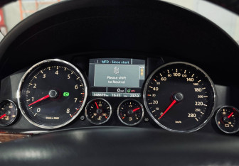 Подержанный автомобиль Volkswagen Touareg 2007 года (13 фото)