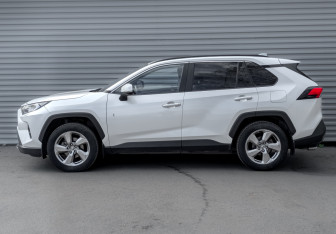 Подержанный автомобиль Toyota RAV4 2019 года (8 фото)
