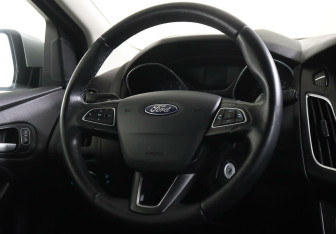Подержанный автомобиль Ford Focus Hatchback 2017 года (10 фото)