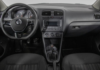 Подержанный автомобиль Volkswagen Polo Sedan 2017 года (13 фото)