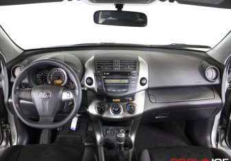 Подержанный автомобиль Toyota RAV4 2011 года (12 фото)