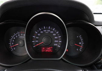 Подержанный автомобиль Kia Rio Hatchback 2016 года (13 фото)