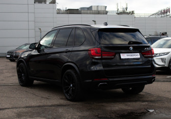 Подержанный автомобиль BMW X5 2013 года (7 фото)