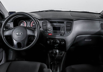 Подержанный автомобиль Kia Rio Sedan 2011 года (12 фото)