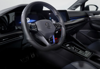 Подержанный автомобиль Volkswagen Golf R Hatchback 2023 года (14 фото)