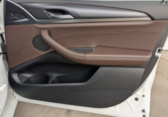 Подержанный автомобиль BMW X4 2023 года (23 фото)