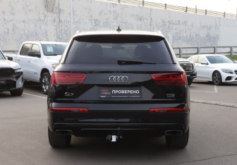 Подержанный автомобиль Audi Q7 2015 года (6 фото)