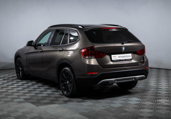 Подержанный автомобиль BMW X1 2012 года (7 фото)