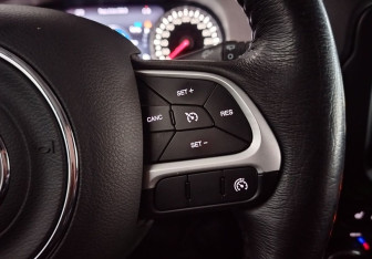 Подержанный автомобиль Jeep Renegade 2015 года (15 фото)