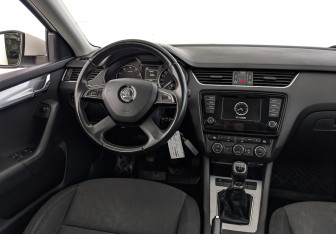Подержанный автомобиль Skoda Octavia Liftback 2014 года (25 фото)