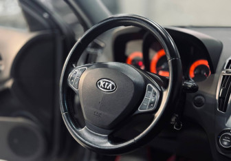 Подержанный автомобиль Kia Ceed Wagon 2009 года (11 фото)