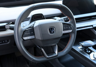 Подержанный автомобиль Changan UNI-V 2023 года (17 фото)