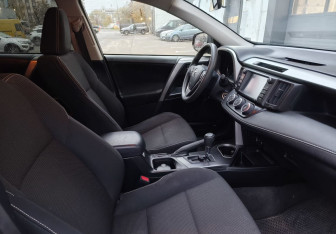 Подержанный автомобиль Toyota RAV4 2016 года (9 фото)