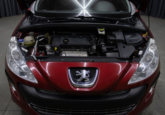 Подержанный автомобиль Peugeot 308 Hatchback 2011 года (9 фото)