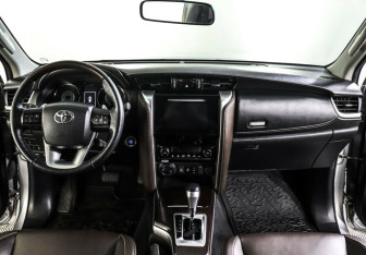 Подержанный автомобиль Toyota Fortuner 2018 года (10 фото)