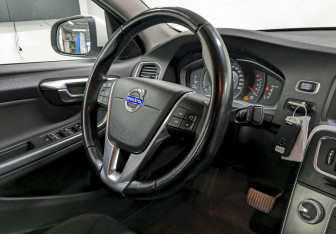 Подержанный автомобиль Volvo S60 2014 года (22 фото)