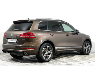 Подержанный автомобиль Volkswagen Touareg 2014 года (5 фото)