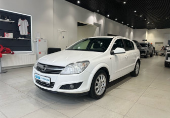 Подержанный автомобиль Opel Astra Sedan 2012 года (1 фото)
