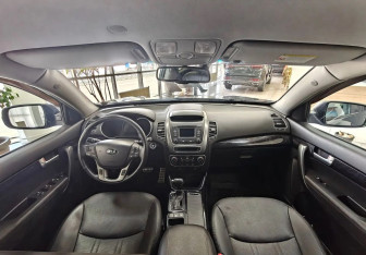 Подержанный автомобиль Kia Sorento 2014 года (10 фото)