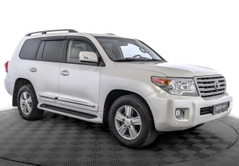 Подержанный автомобиль Toyota Land Cruiser Suv 2014 года (3 фото)