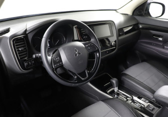 Подержанный автомобиль Mitsubishi Outlander 2021 года (7 фото)