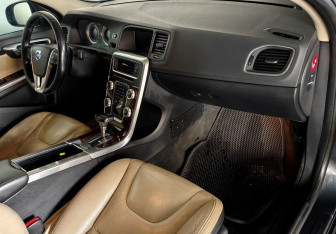 Подержанный автомобиль Volvo S60 2010 года (9 фото)