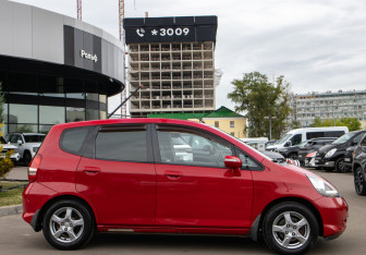 Подержанный автомобиль Honda Jazz 2008 года (3 фото)