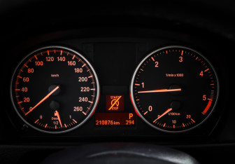 Подержанный автомобиль BMW X1 2013 года (17 фото)