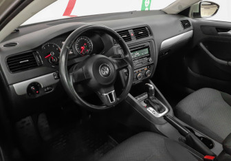 Подержанный автомобиль Volkswagen Jetta Sedan 2012 года (7 фото)