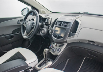 Подержанный автомобиль Chevrolet Aveo Sedan 2015 года (10 фото)