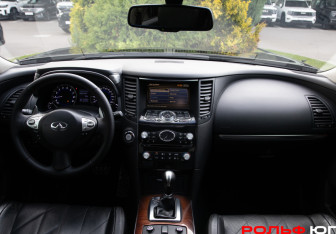 Подержанный автомобиль Infiniti FX 2013 года (11 фото)