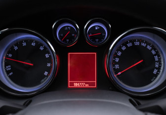 Подержанный автомобиль Opel Astra Hatchback 2011 года (12 фото)