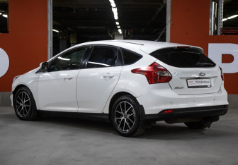Подержанный автомобиль Ford Focus Hatchback 2011 года (7 фото)