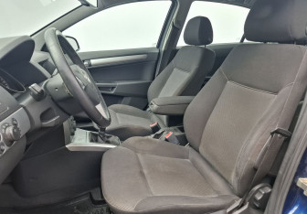 Подержанный автомобиль Opel Astra Sedan 2009 года (10 фото)