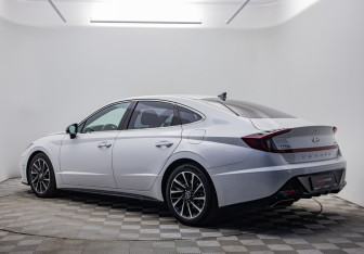 Подержанный автомобиль Hyundai Sonata 2020 года (7 фото)