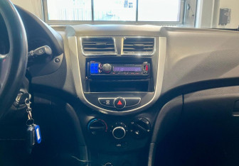 Подержанный автомобиль Hyundai Solaris Hatchback 2012 года (14 фото)