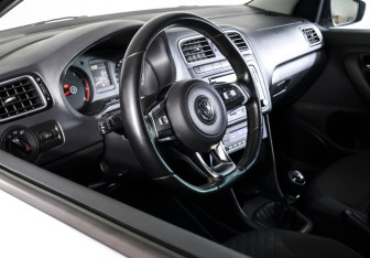 Подержанный автомобиль Volkswagen Polo Sedan 2018 года (14 фото)