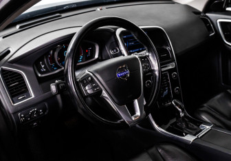 Подержанный автомобиль Volvo XC60 2013 года (12 фото)
