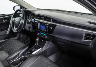Подержанный автомобиль Toyota Corolla Sedan 2013 года (9 фото)
