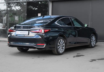 Подержанный автомобиль Lexus ES 2021 года (5 фото)