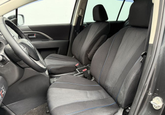 Подержанный автомобиль Mazda 5 2011 года (10 фото)