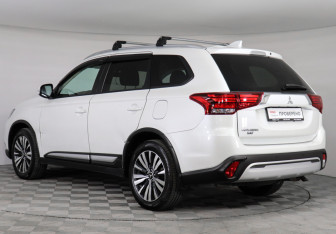 Подержанный автомобиль Mitsubishi Outlander 2021 года (6 фото)