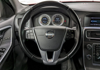 Подержанный автомобиль Volvo S60 2012 года (25 фото)
