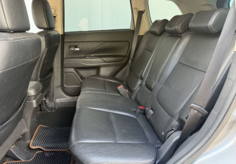 Подержанный автомобиль Mitsubishi Outlander 2012 года (11 фото)