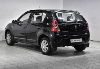 Подержанный автомобиль Renault Sandero 2012 года (7 фото)