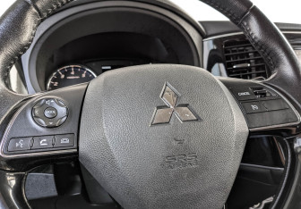 Подержанный автомобиль Mitsubishi Outlander 2016 года (26 фото)