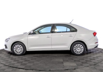 Подержанный автомобиль Skoda Rapid Liftback 2021 года (8 фото)