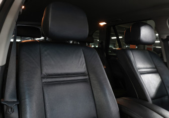 Подержанный автомобиль BMW X5 2010 года (12 фото)