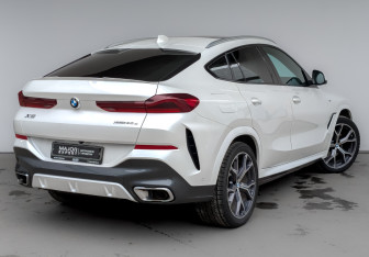 Подержанный автомобиль BMW X6 2022 года (5 фото)